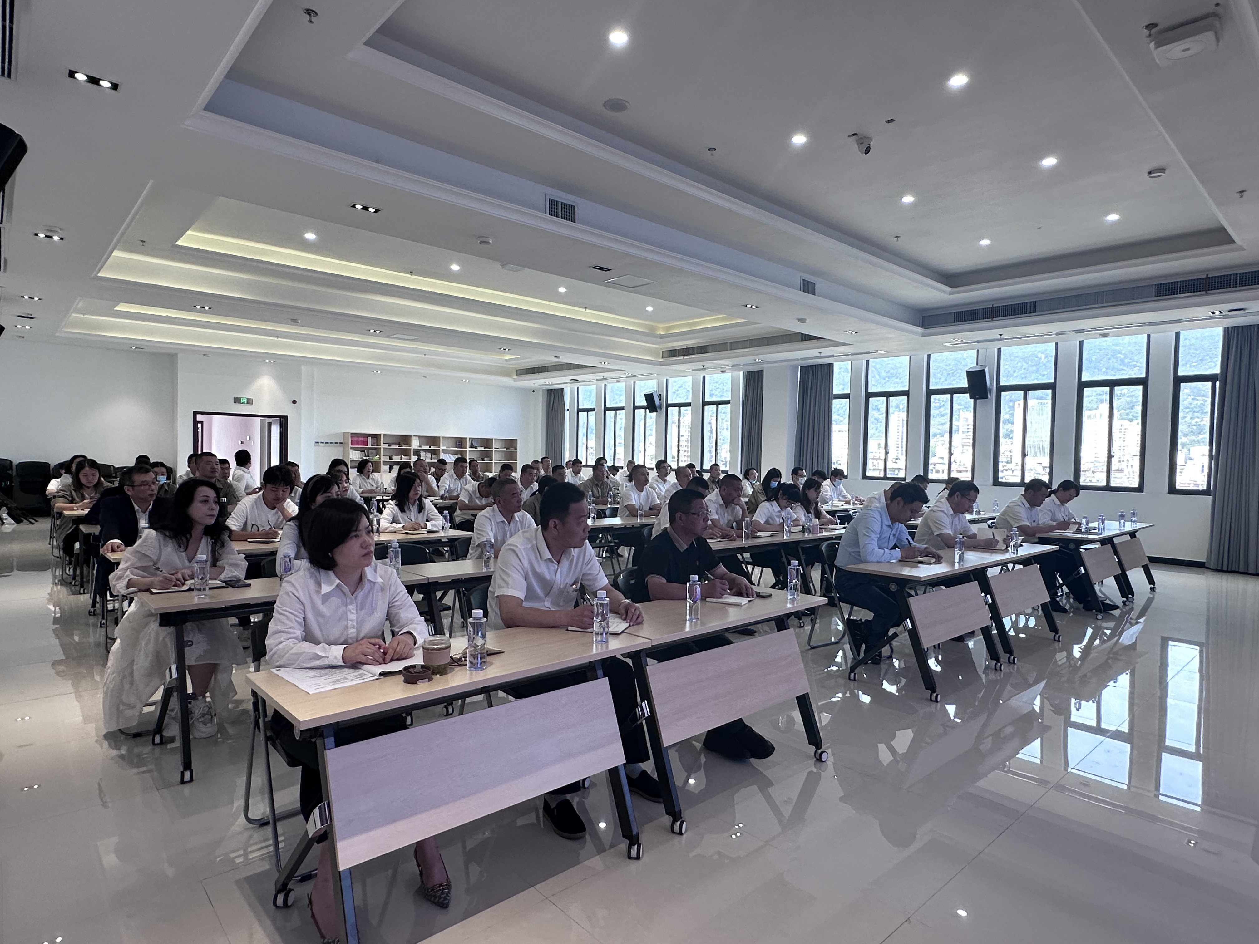 公司全体党员、中层副职以上干部、共建单位相关人员参加讲座