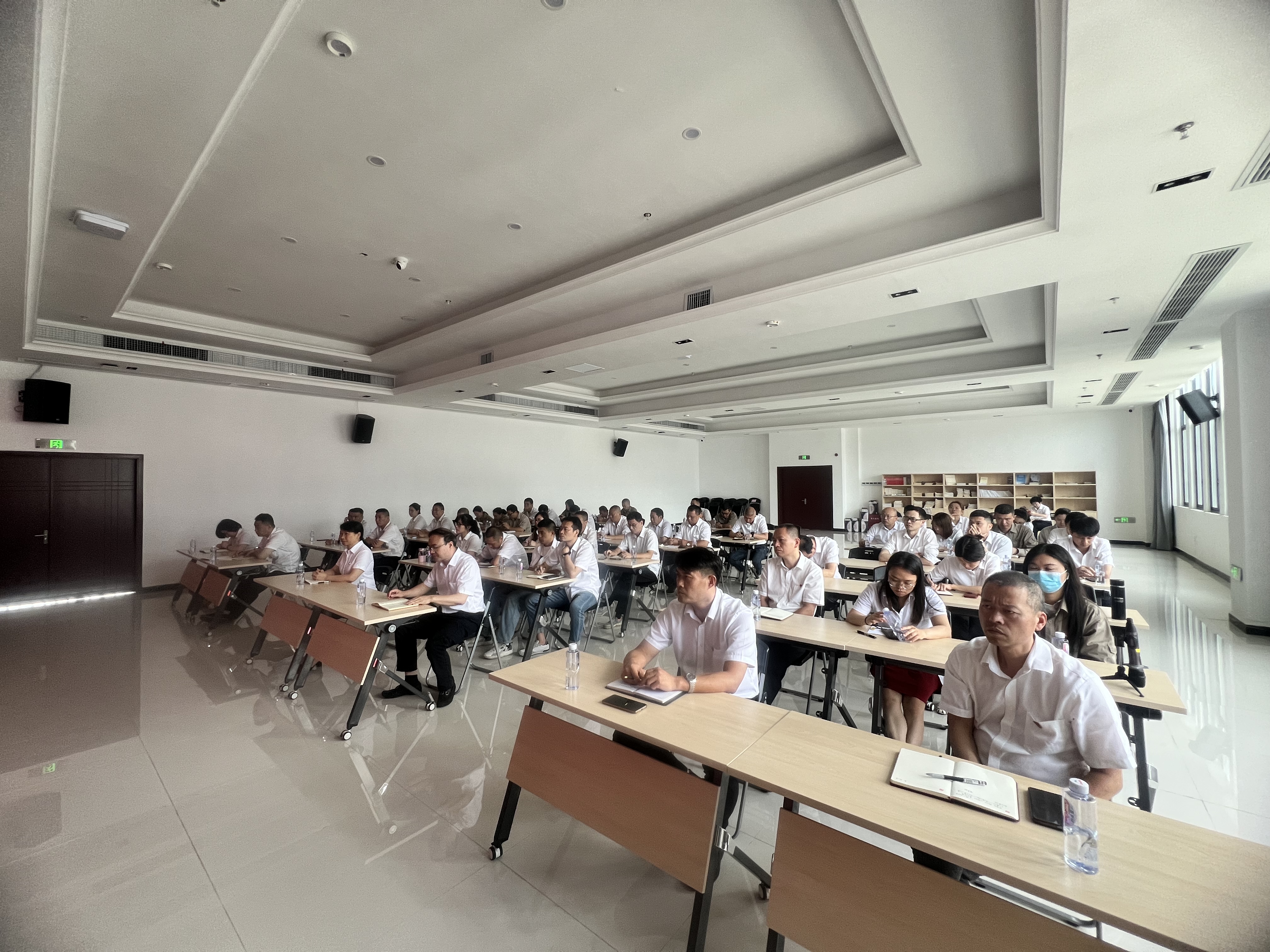 公司全体党员、中层以上管理人员聆听党课
