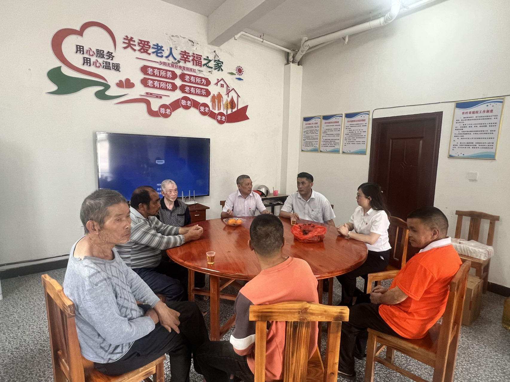 宁德水务公司志愿者与老人们亲切交流