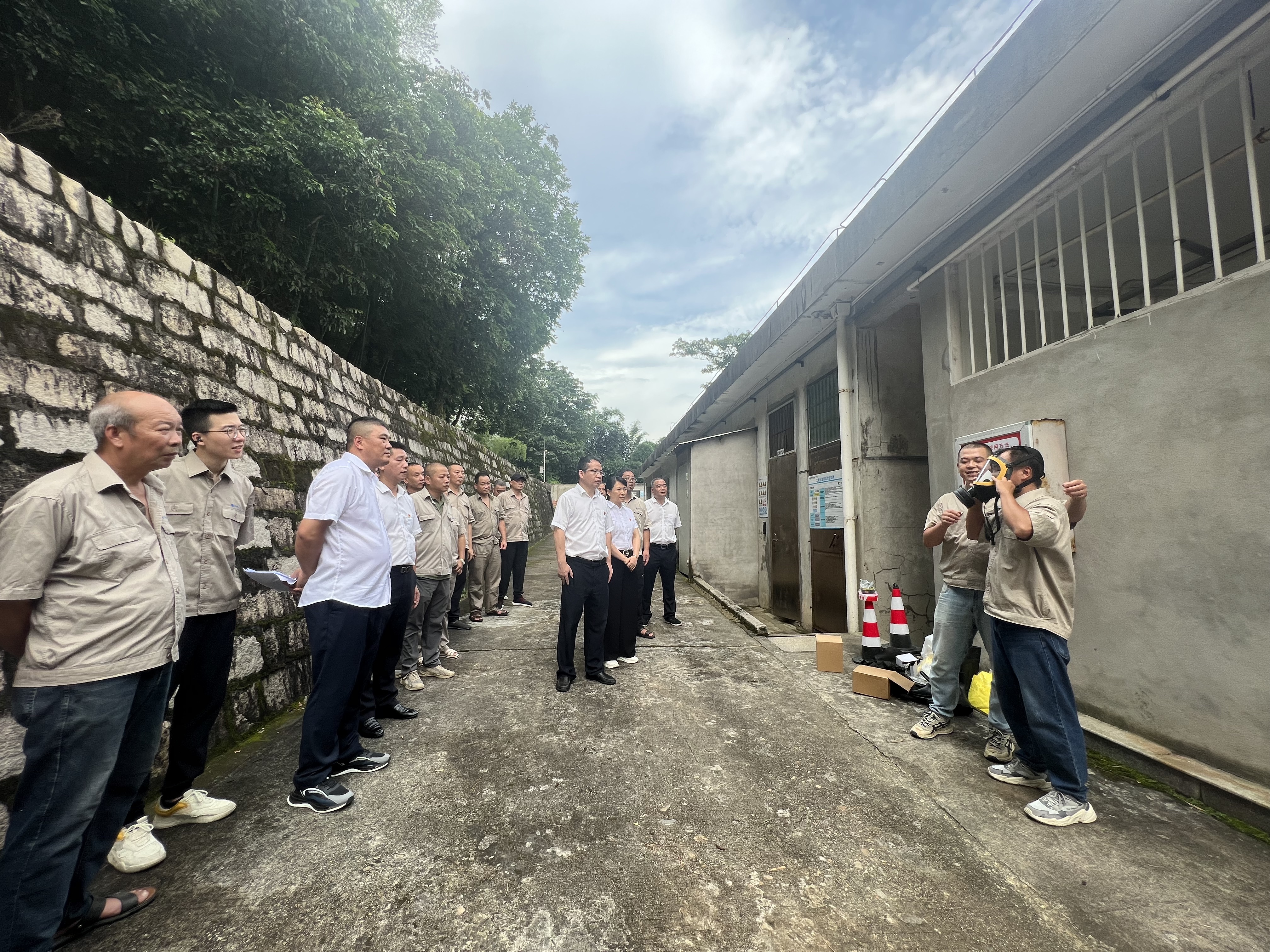 现场示范正确使用与佩戴安全防护用品的方法