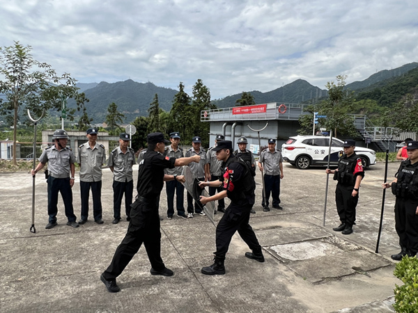 公安特警现场讲解防暴器械的使用方法_副本
