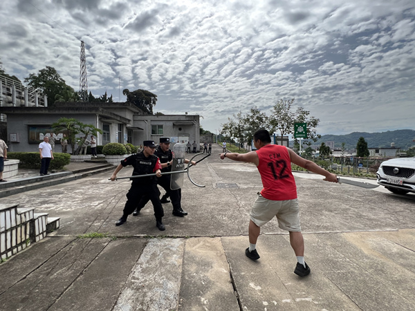 公安特警与恐怖分子搏斗_副本