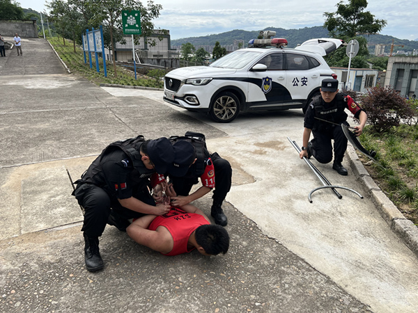 公安特警出手制服恐怖分子_副本
