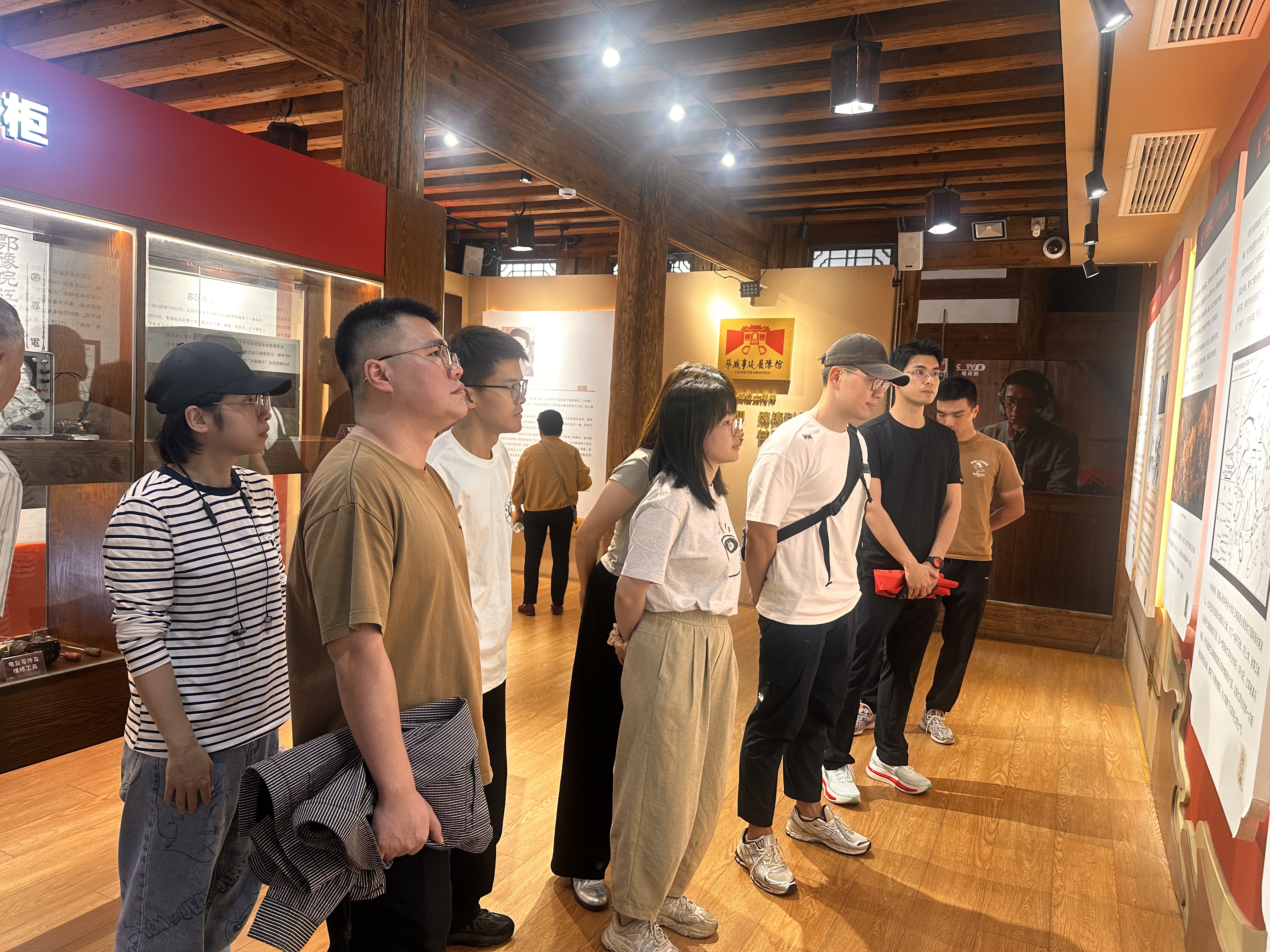 团员青年参观展馆.jpg