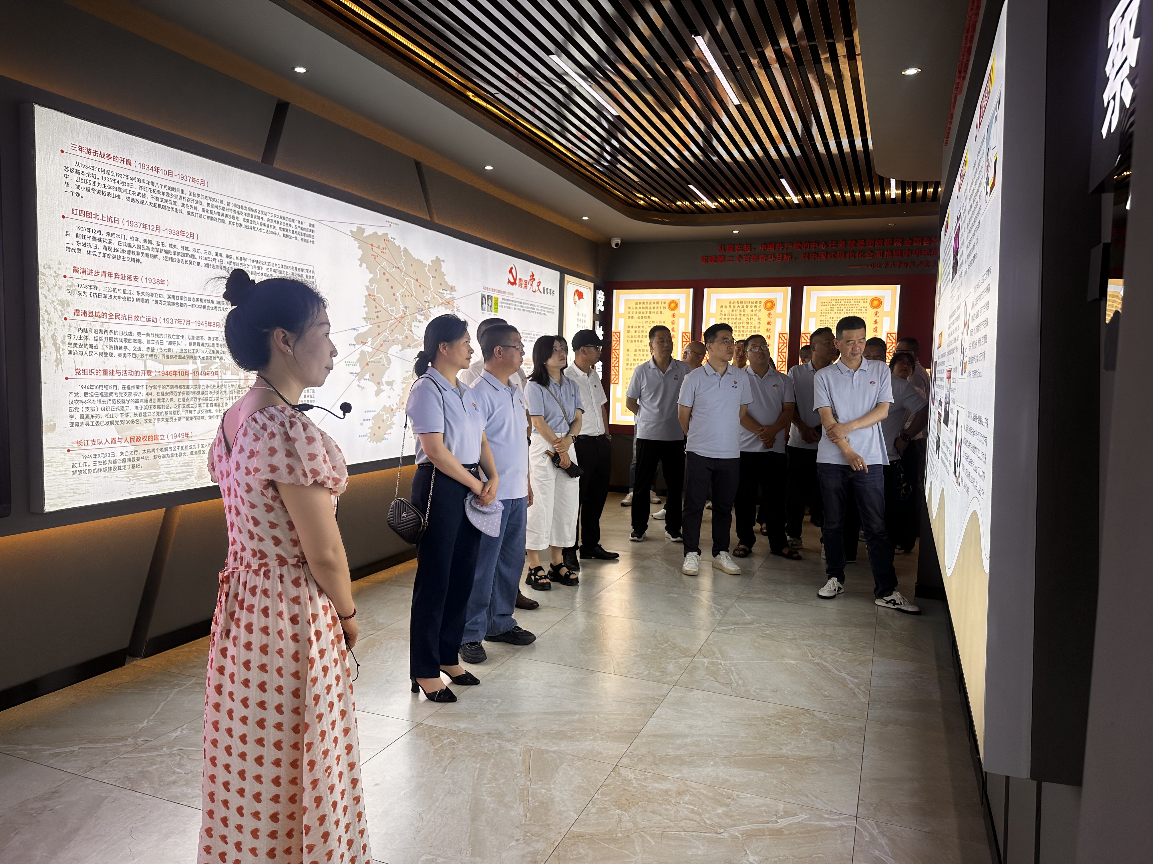 参加人员在下浒镇“浒上清风苑”廉政教育基地参观学习.jpg