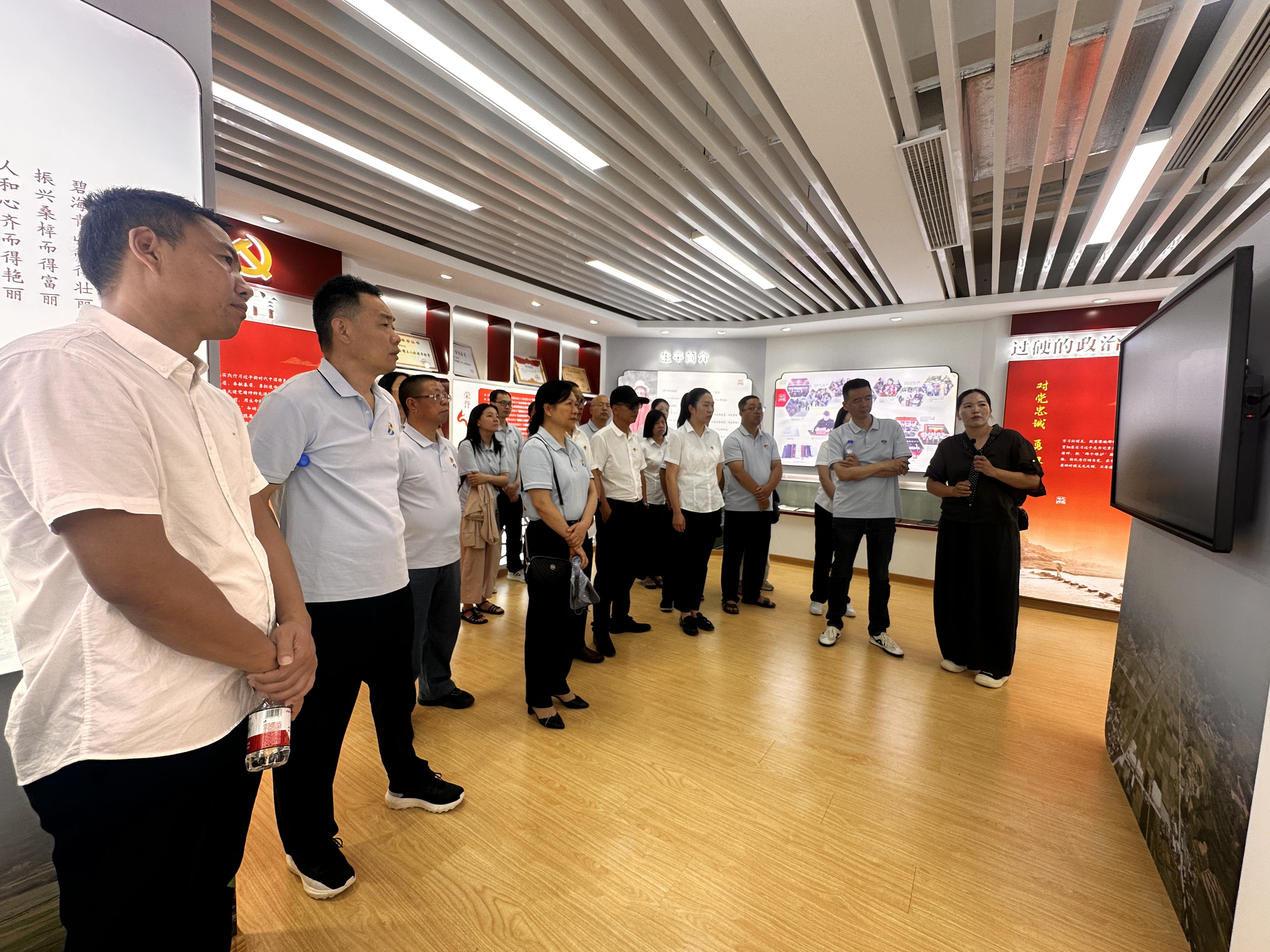 参加人员前往霞浦县孙丽美先进事迹展示馆，认真聆听孙丽美同志奋战在脱贫攻坚、乡村振兴一线的感人故事.jpg